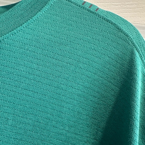 Lululemon Green Men's Short Sleeve Tee - Picture 2 of 3